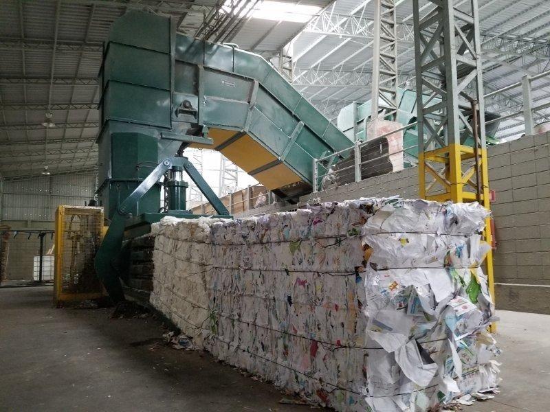 Papel na fábrica para reciclagem 